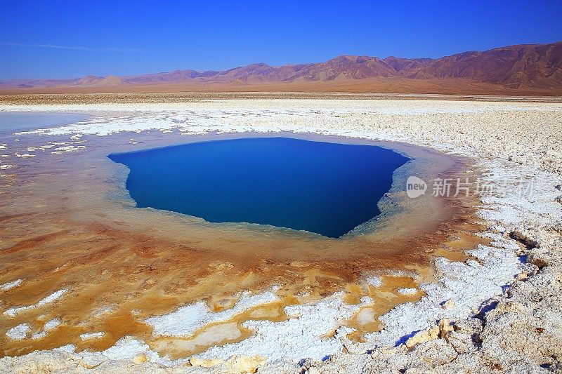 Baltinache的Lagunas escondidas - Baltinache和Atacama salar flats - Turquoise salt lakes mirrored reflection and田诗化的阿塔卡马沙漠，火山景观全景- San Pedro de Atacama，智利，Bolívia和阿根廷边境